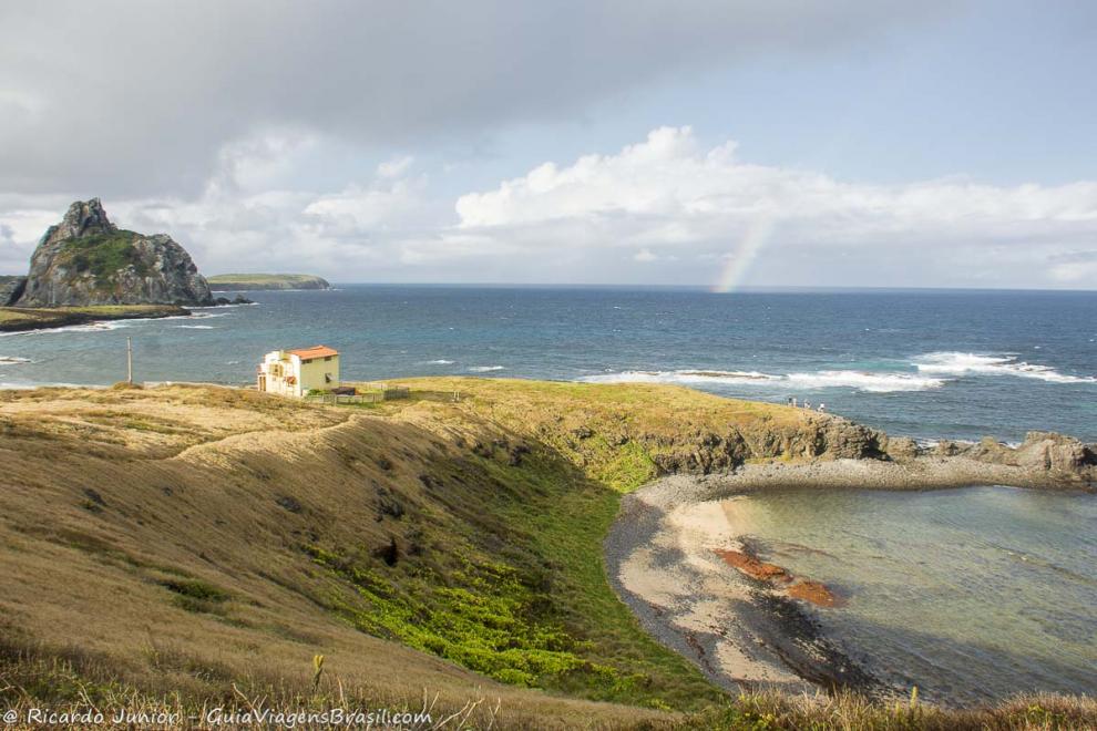 Imagem de uma casa no meio da Enseada dos Tubarões em Fernando de Noronha.